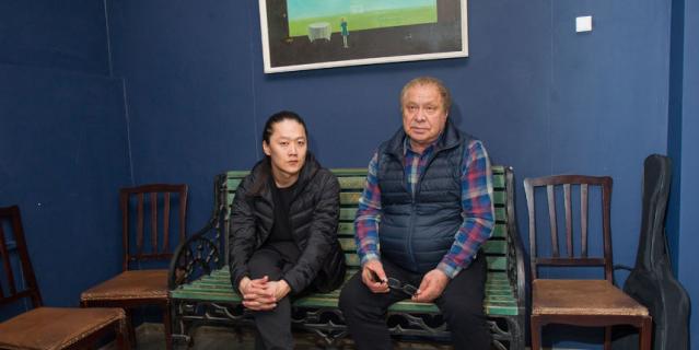 Александр позволил нам зайти в кабинет художественного руководителя театра Иосифа Райхельгауза. Худрук подвёл нас к деревянной скамейке, покрытой вырезанными автографами знаменитостей – от Пьера Кардена до Льва Дурова. Автографы на скамейке оставляли только те люди, которые на ней сидели. Это талисман театра, который переезжает вслед за труппой из помещения в помещение. Александр позволил нам зайти в кабинет художественного руководителя театра Иосифа Райхельгауза. Худрук подвёл нас к деревянной скамейке, покрытой вырезанными автографами знаменитостей – от Пьера Кардена до Льва Дурова. Автографы на скамейке оставляли только те люди, которые на ней сидели. Это талисман театра, который переезжает вслед за труппой из помещения в помещение.