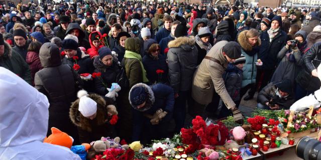 Сотни людей приходят к временному мемориалу на Манежной площади в центре Москвы, чтобы почтить память погибших при пожаре в торговом центре Кемерово. Сотни людей приходят к временному мемориалу на Манежной площади в центре Москвы, чтобы почтить память погибших при пожаре в торговом центре Кемерово.