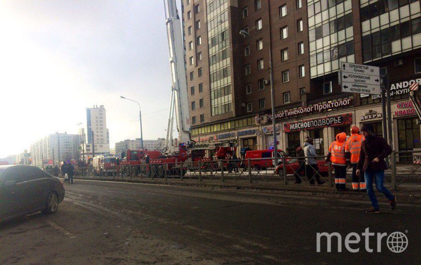 Что горит в приморском районе санкт петербурга. Пожар на Коломяжском проспекте. Пожар на Коломяжском утром. Горящие новыми автобус Санкт-Петербург Коломяжский. Что горит на Коломяжском.