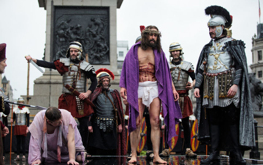 В Англии актеры на Трафальгарской площади в Страстную Пятницу устроили спектакль-реконструкцию по библейским мотивам. Фото Getty