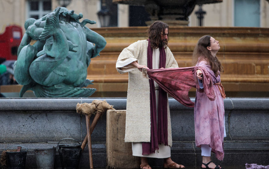 В Англии актеры на Трафальгарской площади в Страстную Пятницу устроили спектакль-реконструкцию по библейским мотивам. Фото Getty