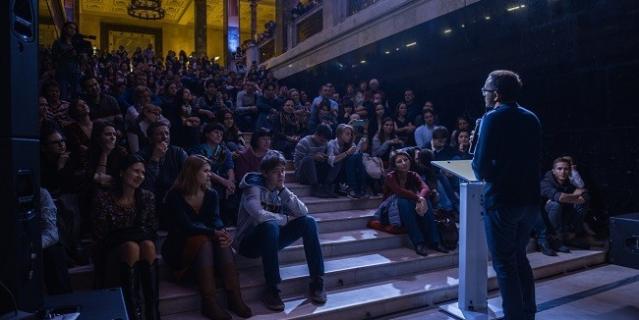 Мраморную лестницу используют как амфитеатр. Мраморную лестницу используют как амфитеатр.