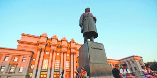 Площадь Куйбышева станет площадкой для проведения Фестиваля болельщиков FIFA. Площадь Куйбышева станет площадкой для проведения Фестиваля болельщиков FIFA.