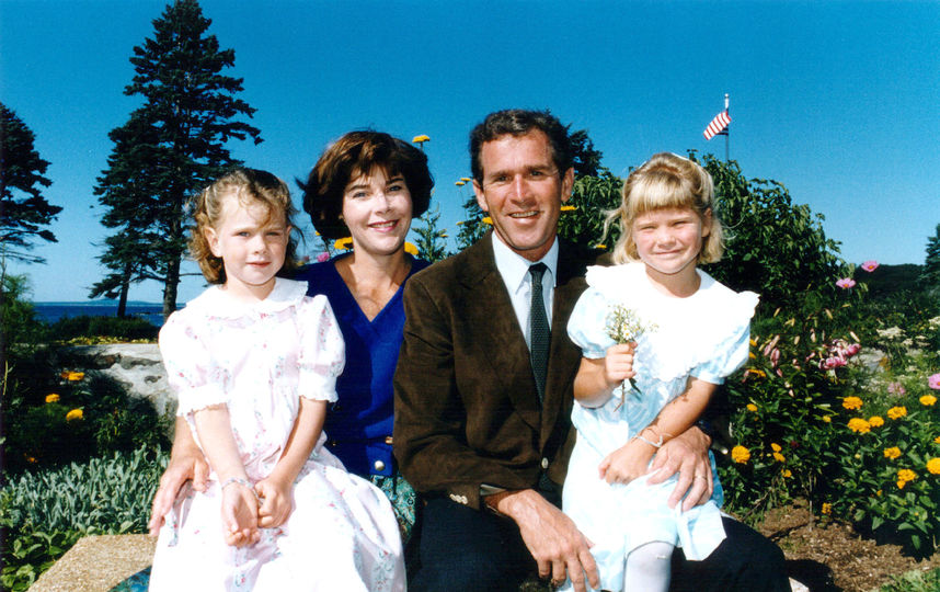 Архивные фото Барбары Буш с мужем и детьми. Фото Getty