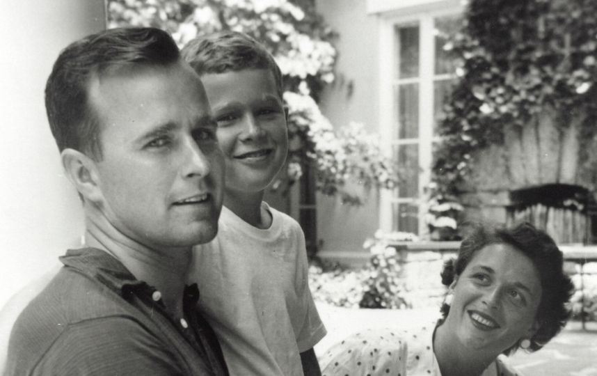 Архивные фото Барбары Буш с мужем и сыном - Джорджем Бушем-младшим. Фото Getty