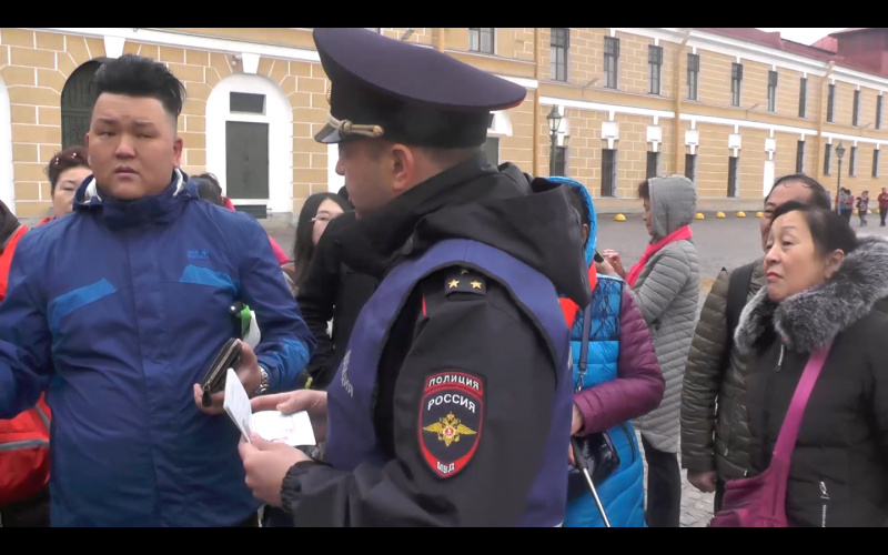 Полиция ловила нелегальных гидов в центре Петербурга: фото, видео