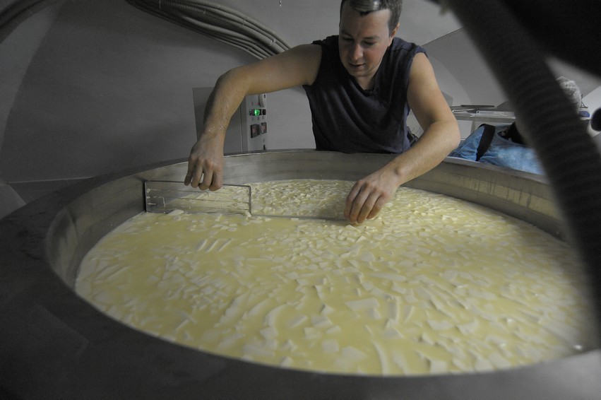 Так готовят сыр в монастыре. Фото Станислав Марченко/ ИА «Вода живая»