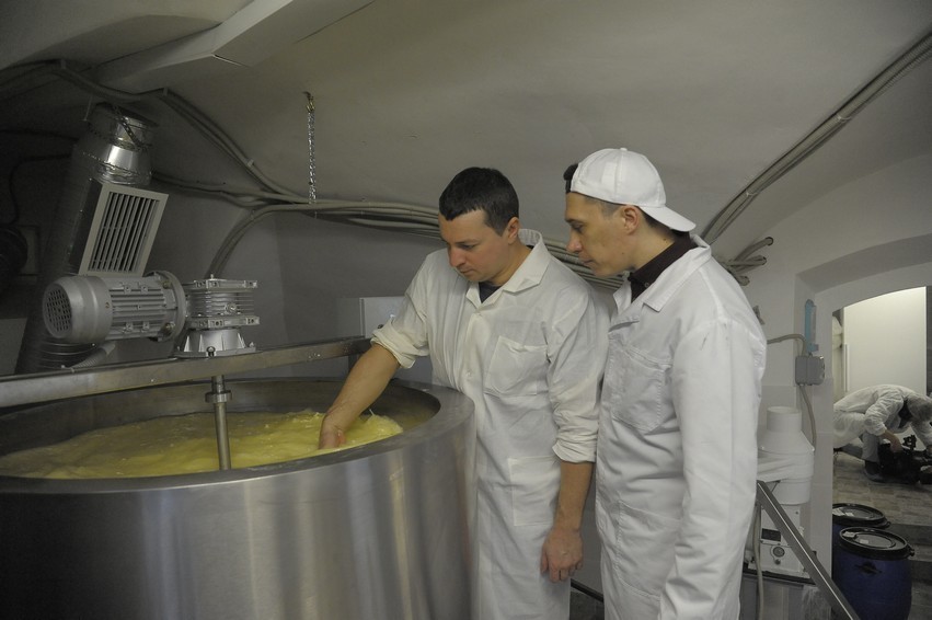 Так готовят сыр в монастыре. Фото Станислав Марченко/ ИА «Вода живая»