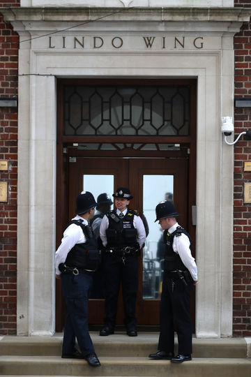 Полиция у отделения "Линдо", где рожала Кейт Миддлтон. Фото AFP