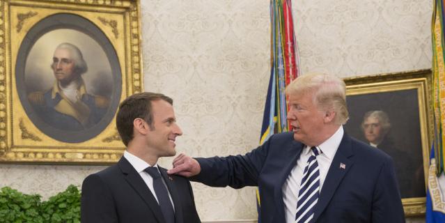 Дональд Трамп смахнул перхоть с Макрона, стараясь сделать его "идеальным". Дональд Трамп смахнул перхоть с Макрона, стараясь сделать его "идеальным".