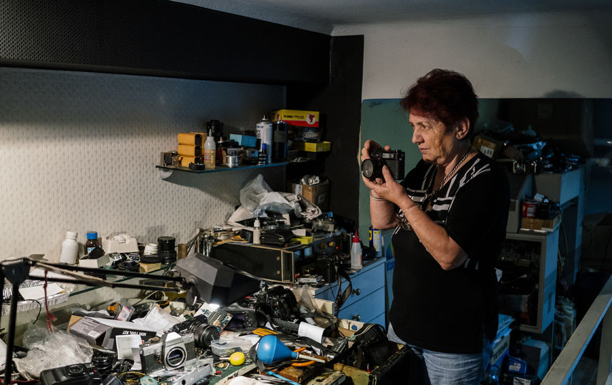 Мастер по ремонту фотоаппаратов, Болгария. Фото AFP