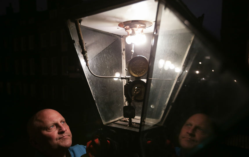 Мастер по ремонту газовых часов, Великобритания. Фото AFP