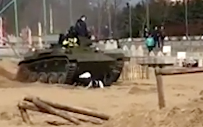 В Сети появилось видео, как танк наехал на людей в Петербурге
