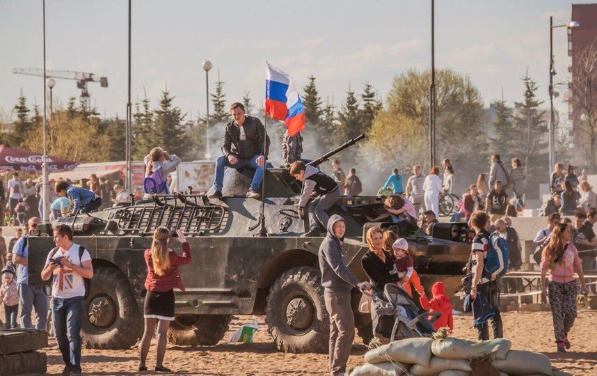 мужчина под танком. Фото Святослав Акимов.