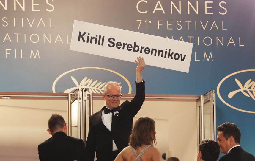 Продюсер и актёры фильма "Лето", снятого Кириллом Серебренниковым, вышли на красную дорожку Каннского фестиваля, держа в руках табличку с его именем. Фото AFP