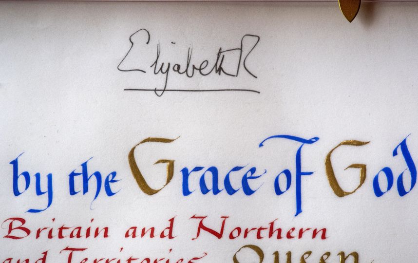Официальное согласие королевы Елизаветы II на брак внука. Фото Getty