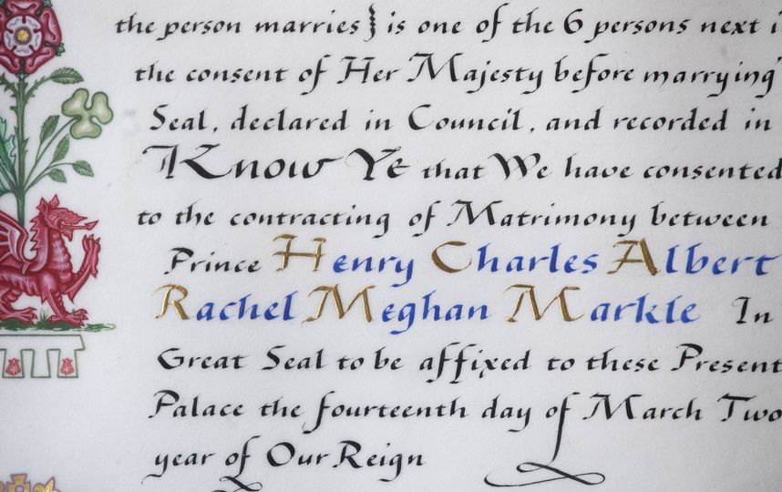 Официальное согласие королевы Елизаветы II на брак внука. Фото Getty