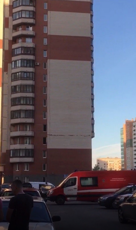 В Петербурге у дома треснула стена. Фото megapolisonline.ru