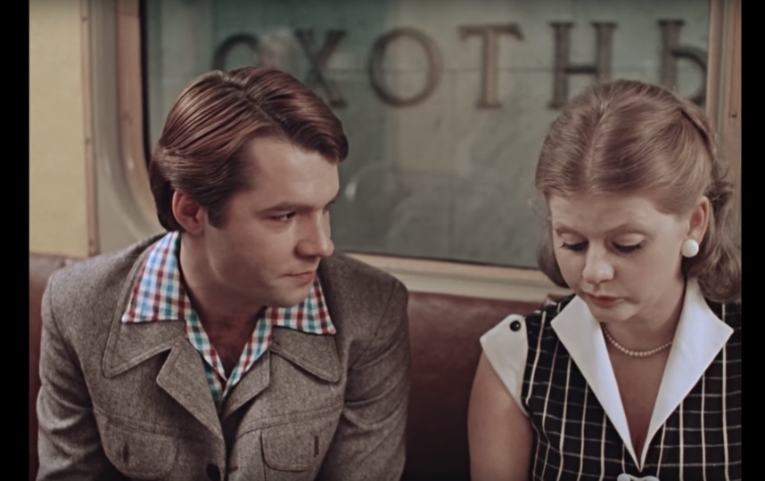 2. Кадры, на которых Люда и Сергей проезжают «Охотный ряд», тоже снимали на «Новослободской». Фото Кадр из фильма., Скриншот Youtube 2. Кадры, на которых Люда и Сергей проезжают «Охотный ряд», тоже снимали на «Новослободской». Фото Кадр из фильма., Скриншот Youtube