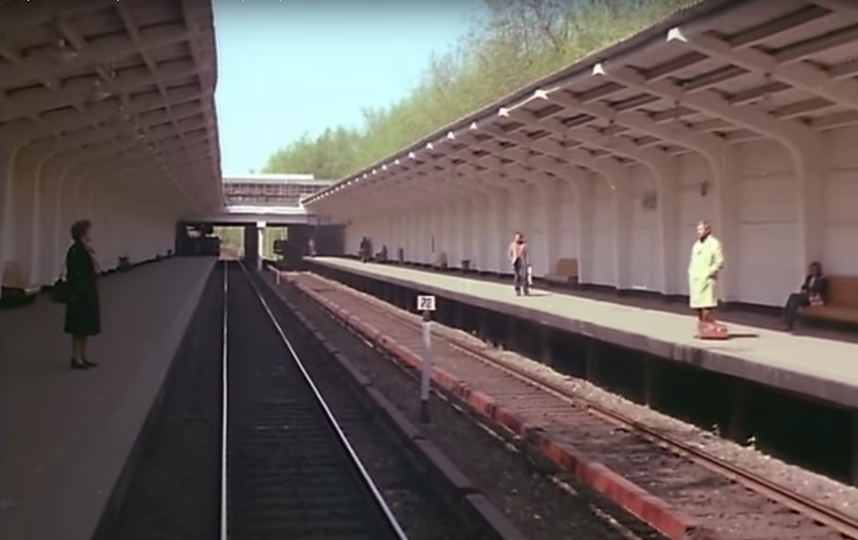 Герои Фрейндлих и Будрайтиса не могут оторвать взгляд друг от друга, стоя на разных платформах. Фото Кадр из фильма., Скриншот Youtube Герои Фрейндлих и Будрайтиса не могут оторвать взгляд друг от друга, стоя на разных платформах. Фото Кадр из фильма., Скриншот Youtube