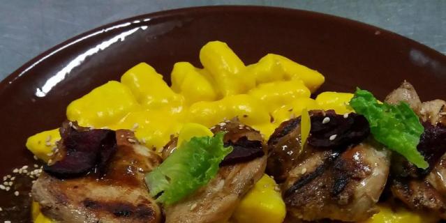 Ньокки из киноа в креме Huancain и курица в соусе Anticuchera. Ньокки из киноа в креме Huancain и курица в соусе Anticuchera.