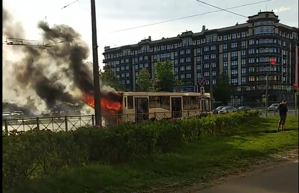 На Васильевском острове в Петербурге горел автобус: видео