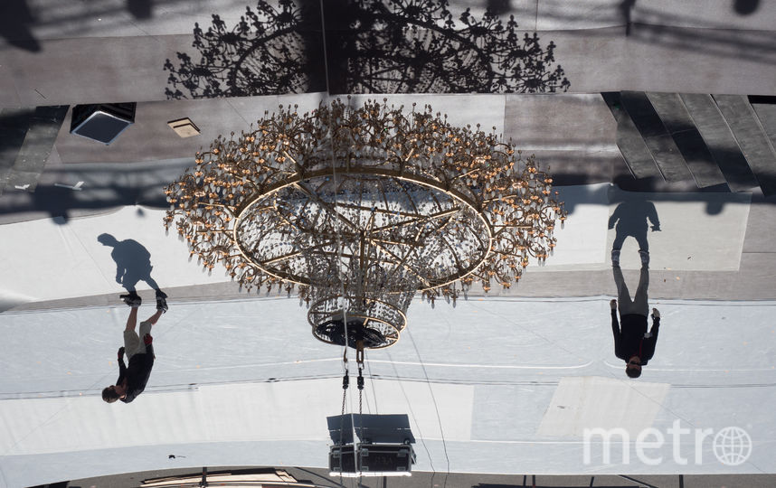 На Дворцовой площади в Петербурге  повесили 600-килограммовую люстру. Фото Святослав Акимов., "Metro"