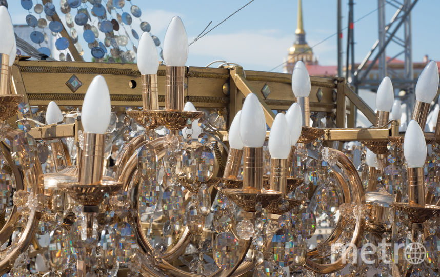 На Дворцовой площади в Петербурге повесили 600-килограммовую люстру. Фото Святослав Акимов., "Metro"