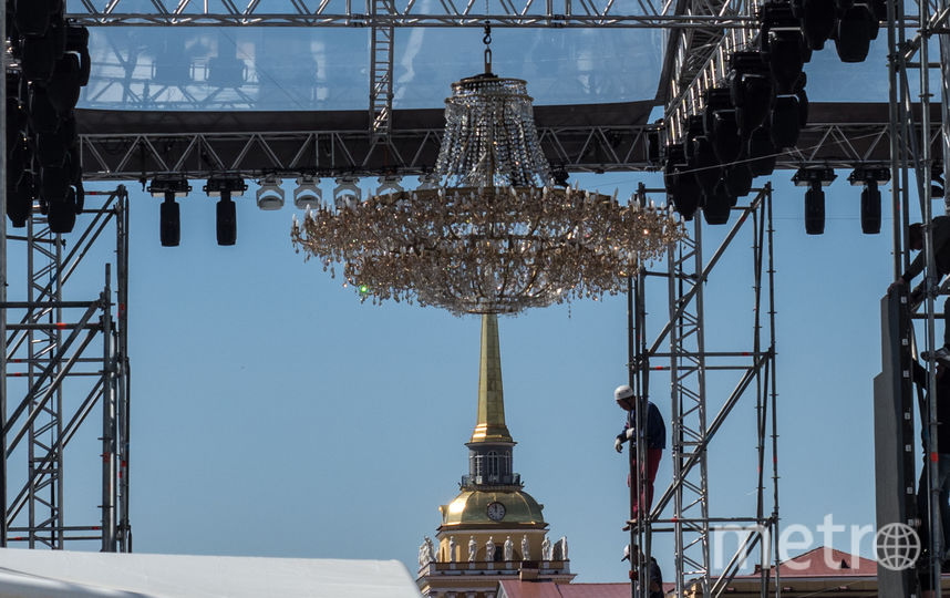 На Дворцовой площади в Петербурге  повесили 600-килограммовую люстру. Фото Святослав Акимов., "Metro"