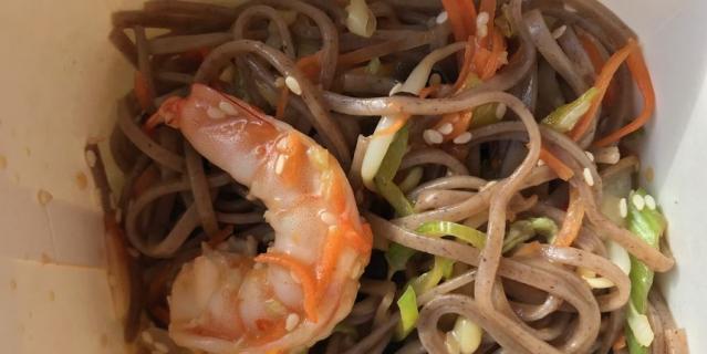 Лапша с креветками из Lucky Noodles. Лапша с креветками из Lucky Noodles.
