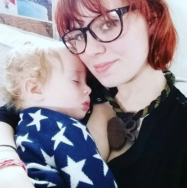 Эмма Шэрдлоу Хадсон продолжает кормить грудью свою пятилетнюю дочь и двухлетнего сына. Фото Скриншот Instagram: @emmashardlowhudson