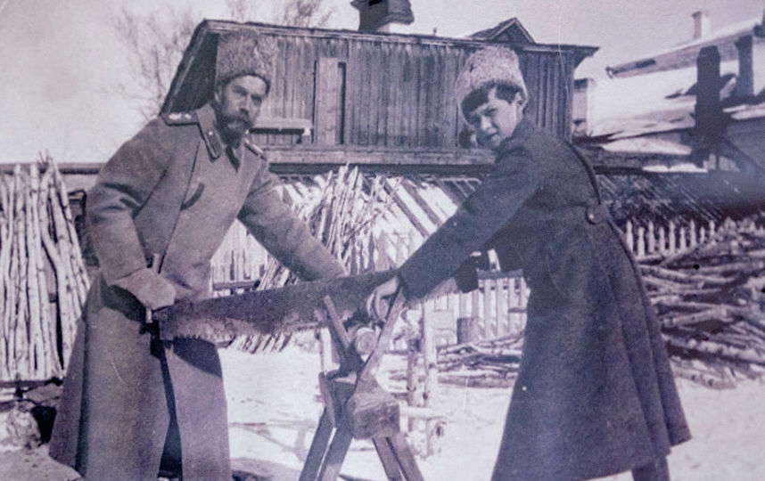 Николай  II и цесаревич пилят дрова во дворе губернаторского дома. Фото предоставлено Тобольским историко-архитектурным музеем-заповедником