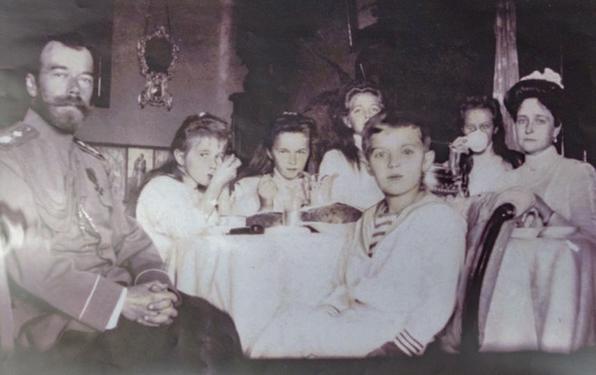 Архивные фото царской семьи. Фото предоставлено Тобольским историко-архитектурным музеем-заповедником