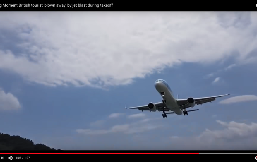 Несмотря на то, что мужчина упал и мог получить травмы, нахождение на столь небольшом расстоянии от отрывающегося от земли самолёта он назвал "потрясающим опытом". Фото Скриншот Youtube