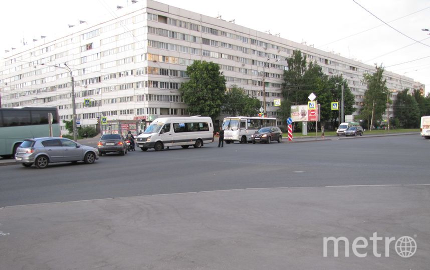 Автобус просвещения кронштадт. Перекресток Просвещения и художников.