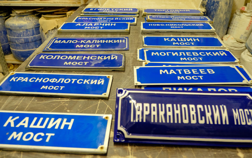 Золотая табличка на дверь. Печать табличек на пвх. Обновить табличку. Таблички из пвх пластика. Таблички с гравировкой на пластике.