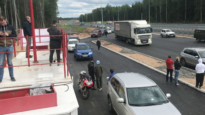 Некоторым пришлось толкать застрявший транспорт. Фото https://megapolisonline.ru/
