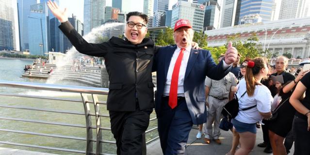 Двойники Дональда Трампа и Кем Чен Ына развлекают прохожих на улицах Сингапура. Двойники Дональда Трампа и Кем Чен Ына развлекают прохожих на улицах Сингапура.