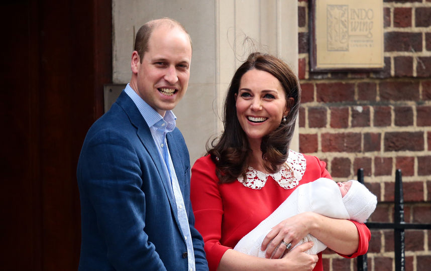 Кейт Миддлтон и принц Уильям с новорождённым принцем Луи. Фото Getty