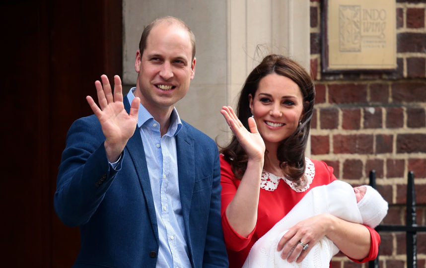 Кейт Миддлтон и принц Уильям с новорождённым принцем Луи. Фото Getty