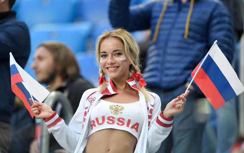 За последние дни по Сети успели разлететься сотни фотографий российских красавиц, пришедших на футбольные матчи поболеть за нашу сборную. Фото Getty