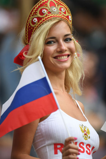 За последние дни по Сети успели разлететься сотни фотографий российских красавиц, пришедших на футбольные матчи поболеть за нашу сборную. Фото AFP