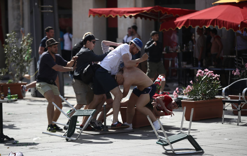 Столкновение российских и английских фанатов в Марселе. Фото Getty