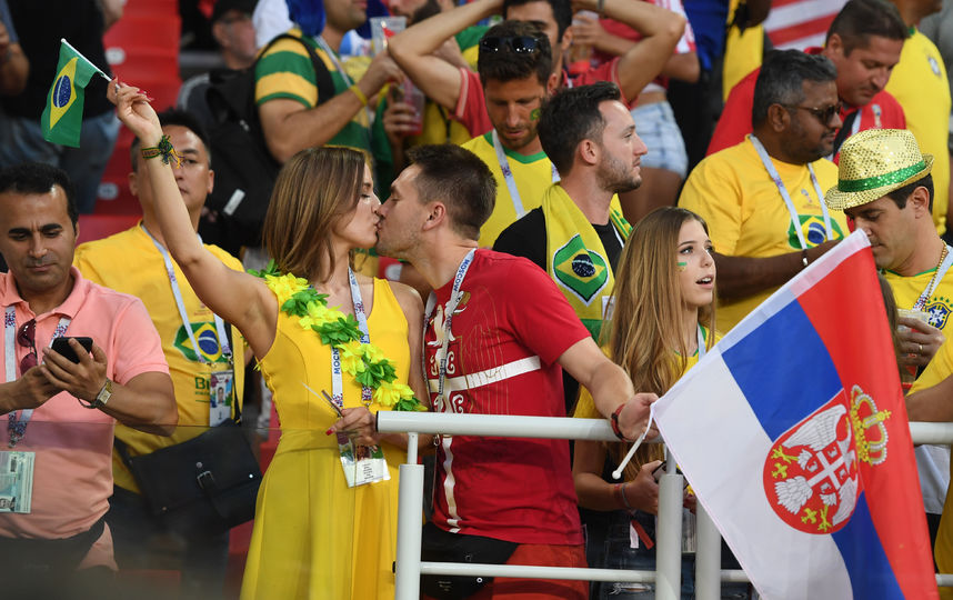 Целующиеся болельщики на трибунах стадионов чемпионата мира. Фото AFP