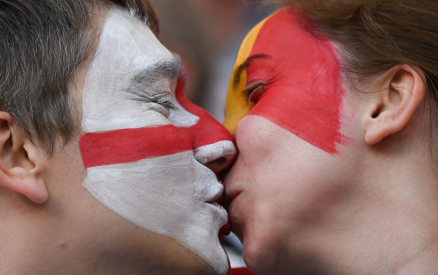Целующиеся болельщики на трибунах стадионов чемпионата мира. Фото AFP
