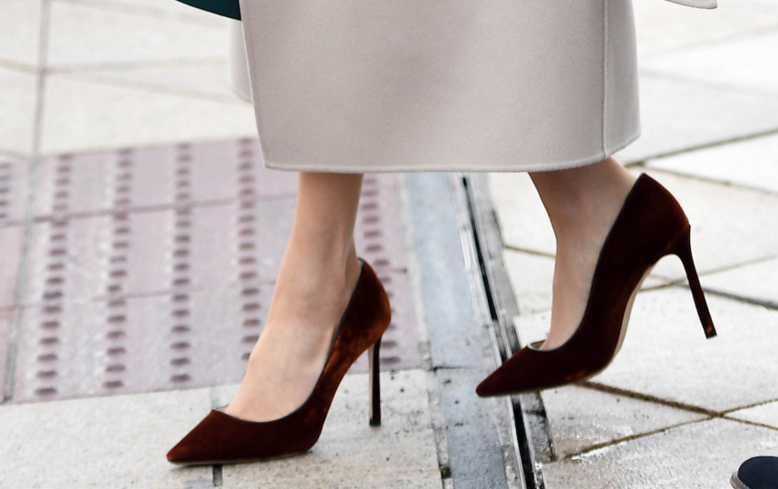 Практически во время каждого выхода в свет безупречный наряд жены принца дополняется туфлями на размер больше. Фото Getty