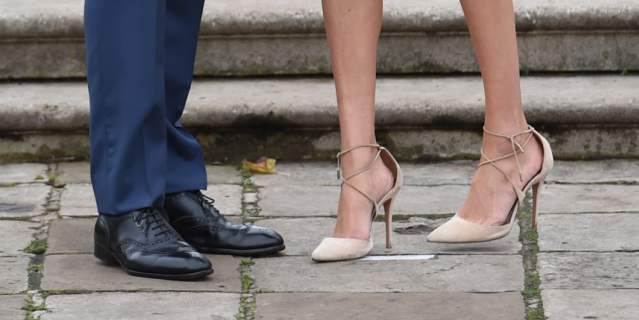 Практически во время каждого выхода в свет безупречный наряд жены принца дополняется туфлями на размер больше.