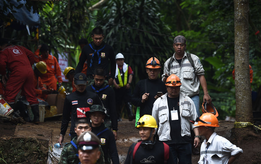 Военные, спасатели и волонтёры осуществуляют работы по подготовке спасательной операции. Фото AFP