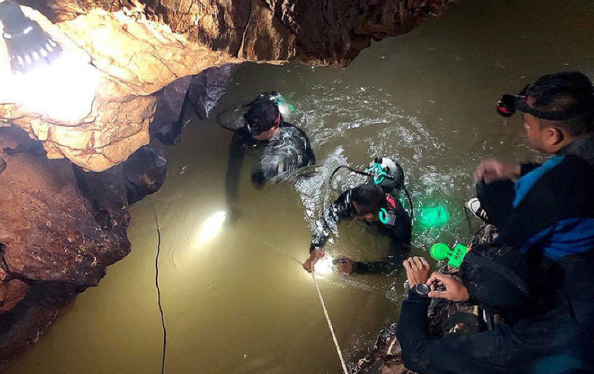 Военные, спасатели и волонтёры осуществуляют работы по подготовке спасательной операции. Фото Royal Thai Navy, AFP