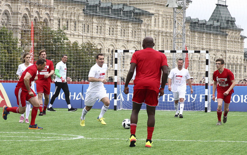Матч "красных" и "белых" на Красной площади в Москве. Фото Фото предоставлено Coca-Cola.